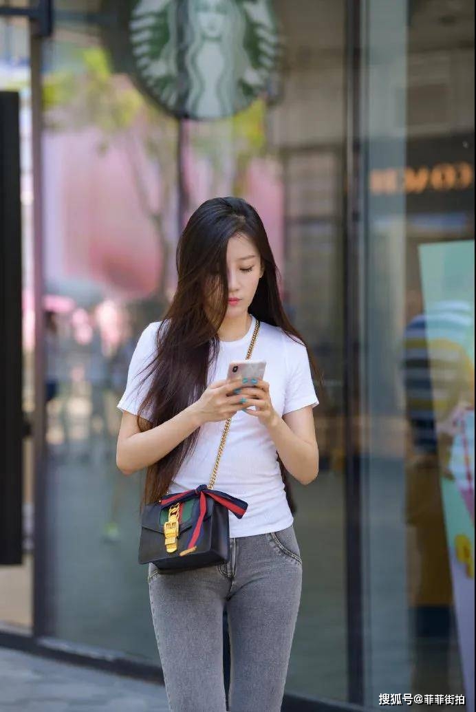 漂亮 牛仔裤、运动鞋搭配白色小T恤，美如初恋