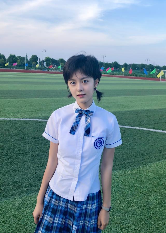 小高 赵今麦未成年就穿西装凹造型，两条裤腿有个性，踩小高跟急着长大