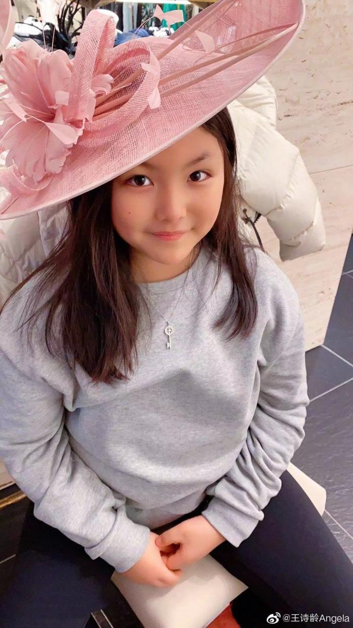 王岳伦 王岳伦和女儿久违同框，12岁王诗龄打扮时髦贵气，身高快赶上爸爸