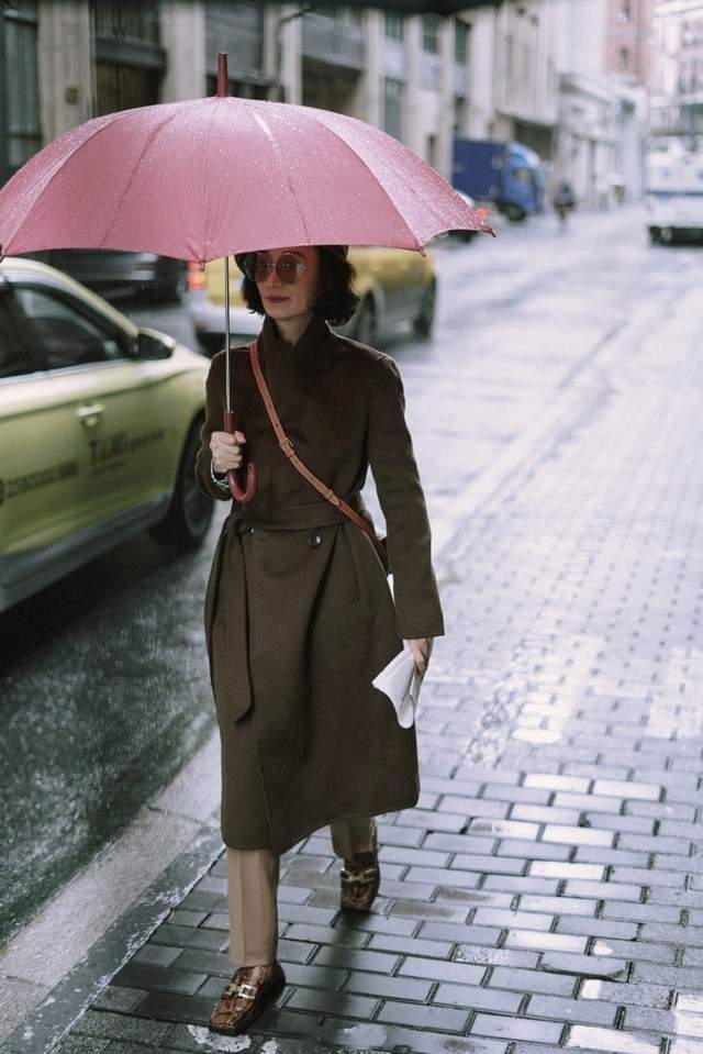 配饰 三木妈不愧是“穿搭界”的佼佼者,大衣造型减龄时髦,照穿就很美