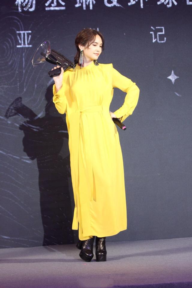 脖颈 杨丞琳穿鹅黄长裙亮相，夸张耳饰抢镜头，脚踩驴蹄靴不怕气场不够