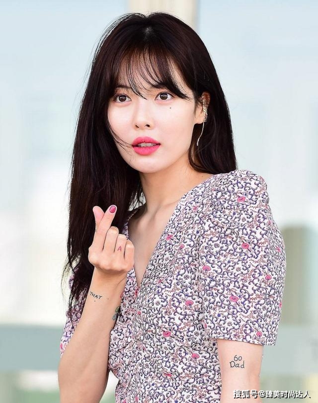 样子 金泫雅穿碎花裙走机场，搭白靴腿细得不真实！嘴唇消肿后美翻了