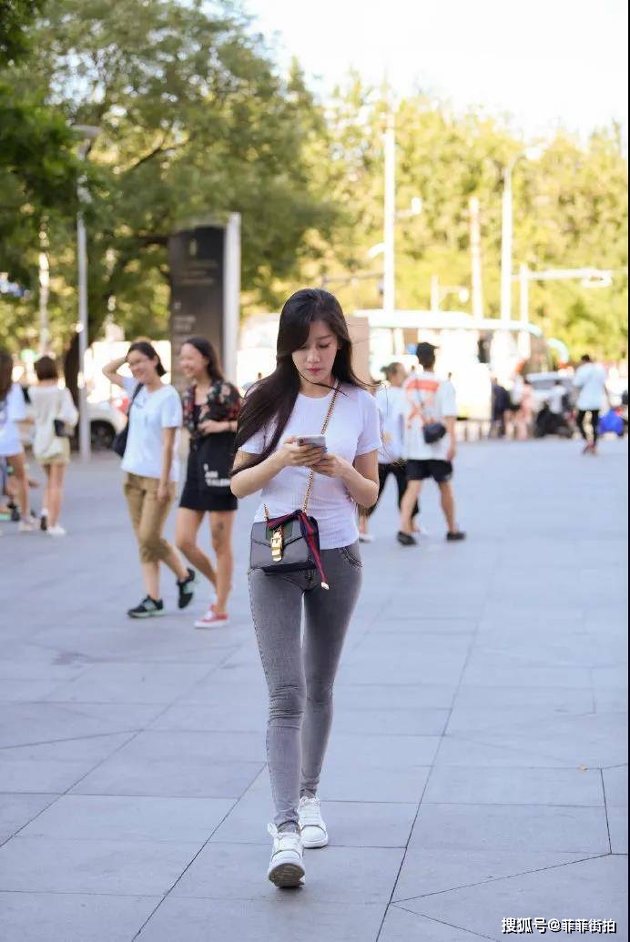 漂亮 牛仔裤、运动鞋搭配白色小T恤，美如初恋