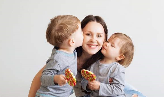 幼儿园|哥哥比妹妹大20岁，送幼儿园出门前努力扮嫩，就怕被当成孩她爸