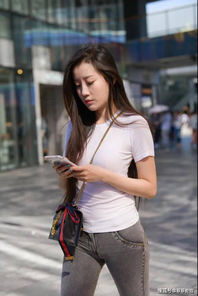 漂亮 牛仔裤、运动鞋搭配白色小T恤，美如初恋