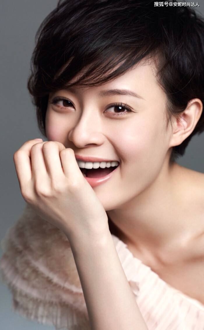 生活 孙俪终于高调了，一身白裙干练又优雅，不仅天生丽质，而且还是个实力派演员。