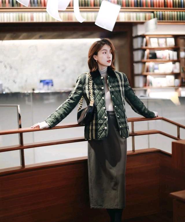 细节 冬天穿衣不要太繁杂，注重穿搭细节，轻松摆脱路人感