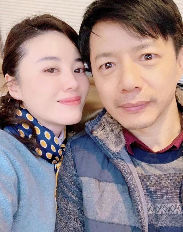 显高 段奕宏夫妇亮相，妻子穿V领连衣裙走日系风，全程不看镜头显高冷