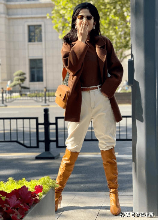 棕色 长筒靴不好搭配?那是你没遇到这4件上衣,这样穿上气场全开