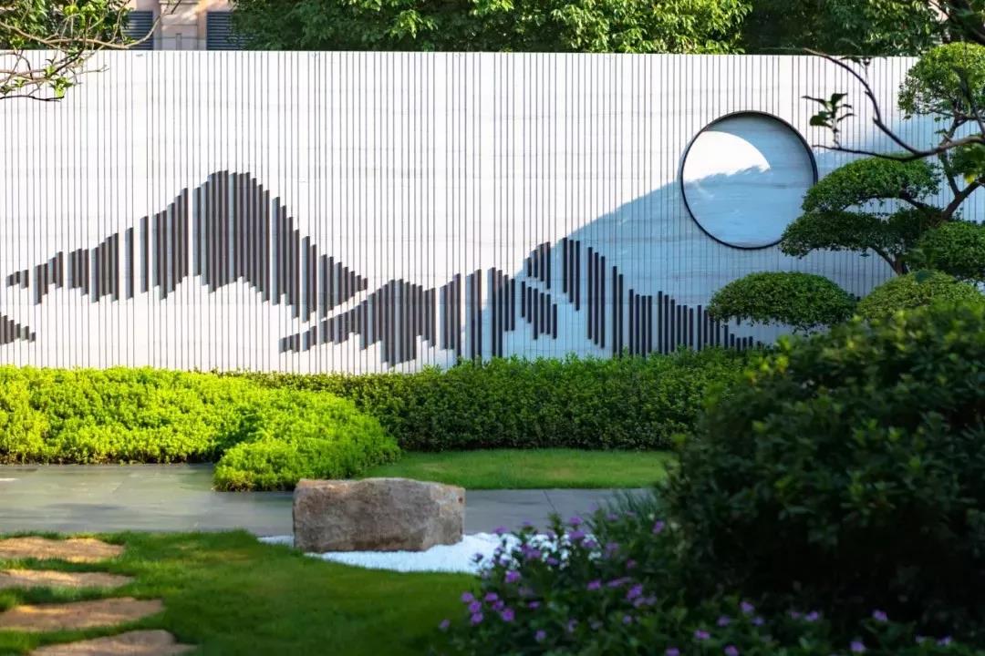 三,竹影置石竹子是中式庭院常用的植物,谦谦君子刚直不阿,就是竹子所