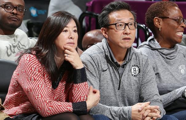 nba华裔老板好福气,俘获贤内助!生3胎依然很美,篮网幕后大佬_吴明华