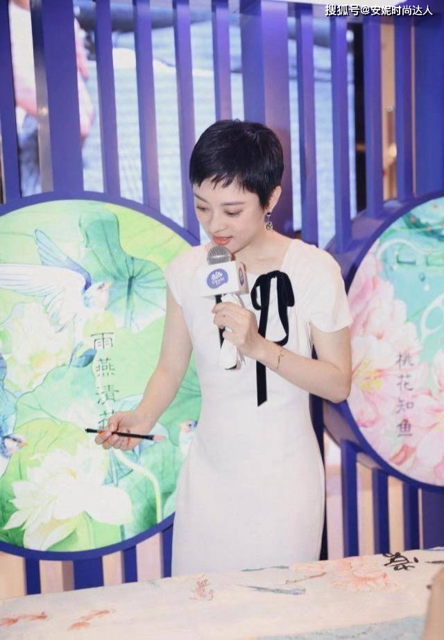 生活 孙俪终于高调了，一身白裙干练又优雅，不仅天生丽质，而且还是个实力派演员。