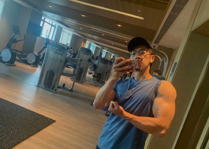 憑借一身腱子肉，奪得健體冠軍，這稜角分明的腹肌，真是帥氣逼人！ 健身減肥達人 第3张