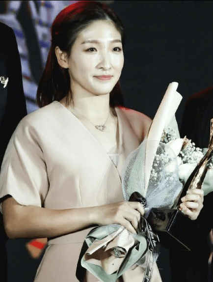 刘诗雯 刘诗雯换上礼裙也太甜了,30多的年龄穿粉裙配淡妆,像不像个小姑娘?