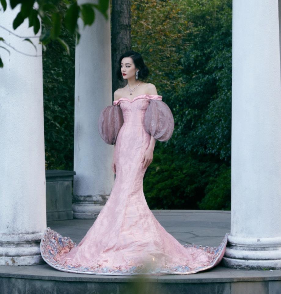 服装 85花盛典同台争艳！杨幂接连换三套服装，刘诗诗、唐嫣紧随其后