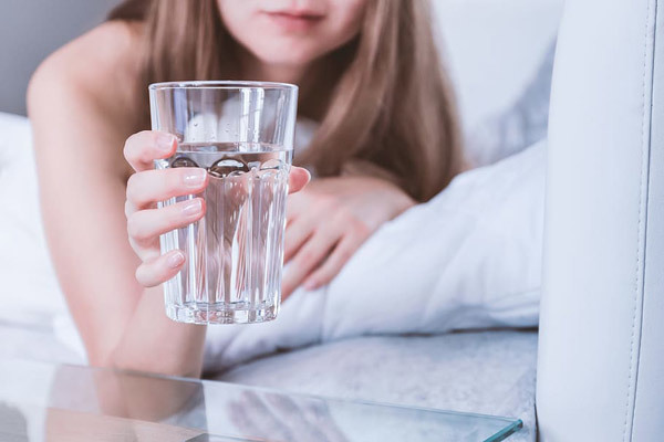 皱纹皱纹多的女性，建议“少吃2物，多喝2水”，别傻傻的不知情