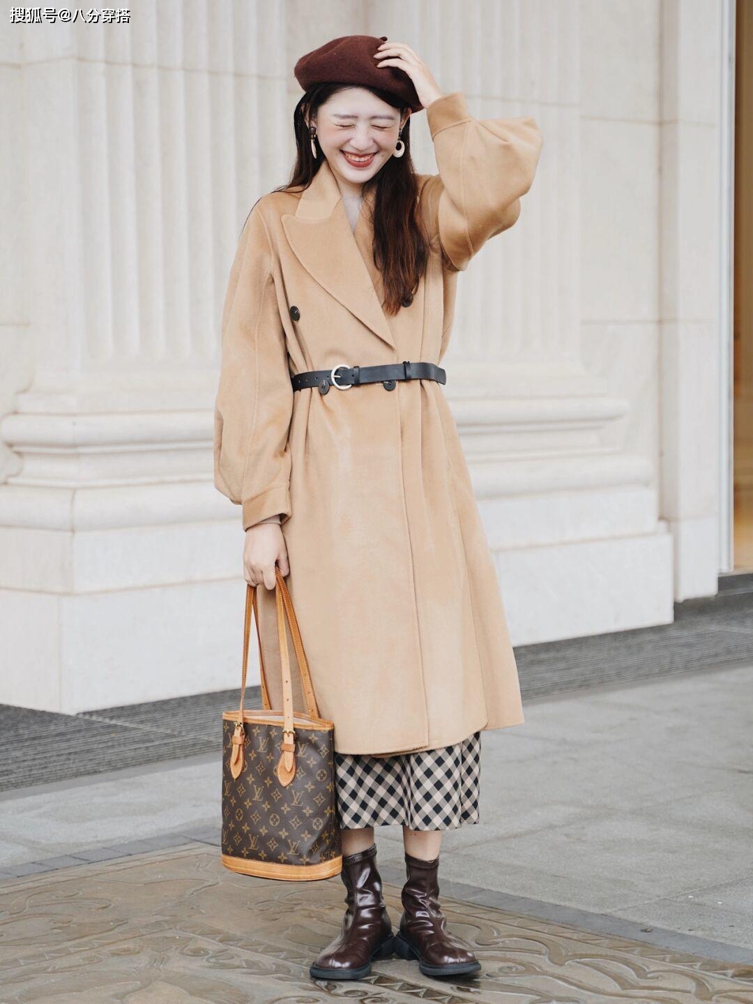 黑色 冬天穿大衣最好选这几个颜色，温柔显白不挑人，黑黄皮也能驾驭