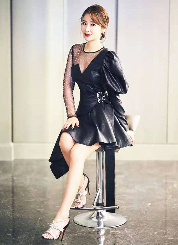 服装 林心如为新剧做宣传，搭配质感金属裙好酷，红唇卷发气质好