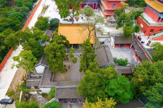 吉祥物|淮北旅游，在相山公园看到显通寺，香火好旺盛，还有年轻人