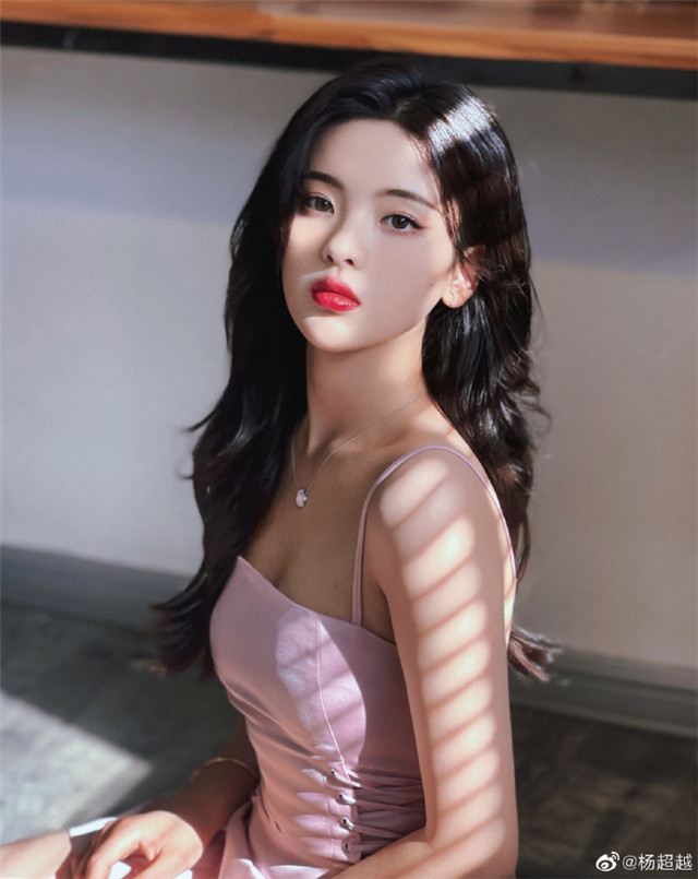 什么|杨超越发视频吐槽狗仔偷拍，没想到狗仔真的就在斜对面？