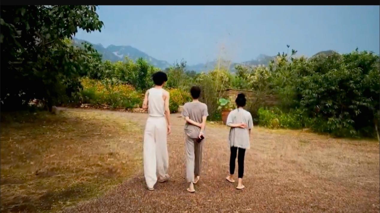 身材 殷桃拍戏花絮，片场穿针织衫牛仔裤演啥像啥，老戏骨还是少女身材