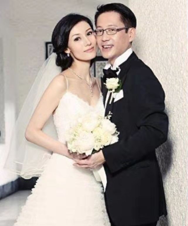 李嘉欣高调晒全家福！婆婆穿金色套装裙名媛范十足，妈妈美貌吸睛 造型