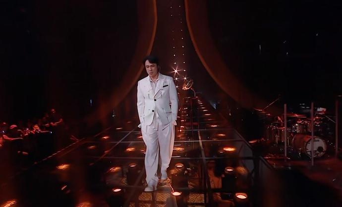 舞台|《追光吧！》初舞台口碑爆棚，2位惊艳，1位有争议，1位意难平