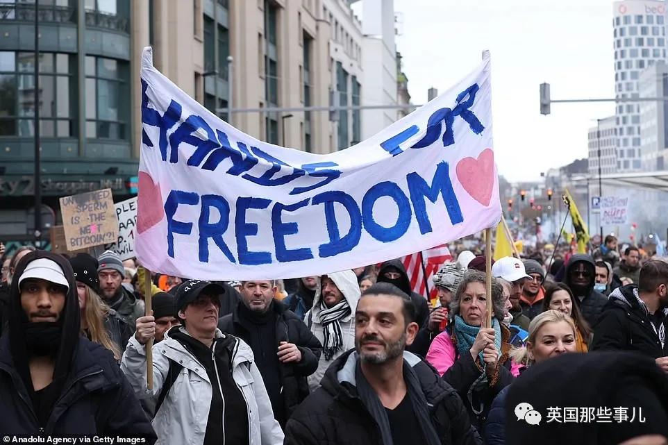 在奥地利,全国封锁之前,数以万计的民众来到首都维也纳抗议