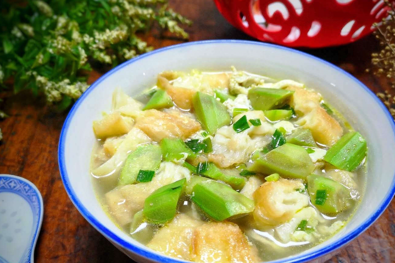 【丝瓜油条汤】食材:小丝瓜3根,油条1根,小葱3根,鸡蛋1个,适量盐和