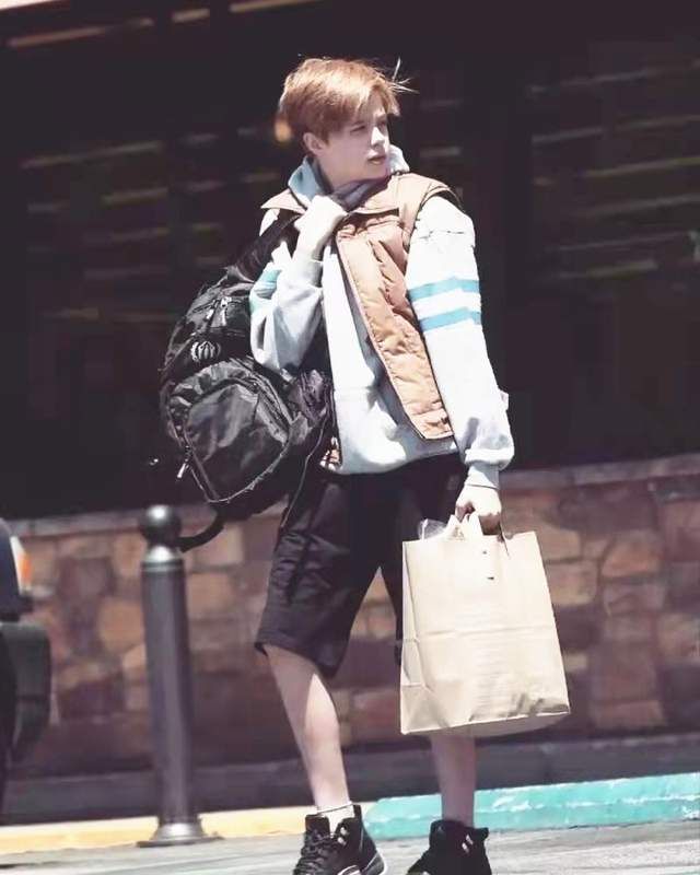 文化 皮特大闺女希洛惊艳红毯,穿印花礼服挺美,脸型就是“复合体”