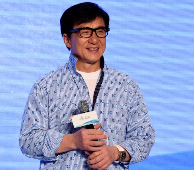 成龙近照流出 需要两个人帮他走路 老年生活令人担忧