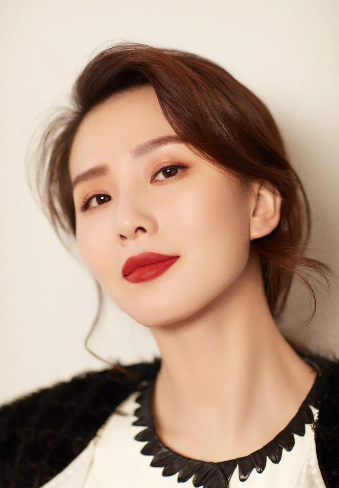 杨单靠富家千金妆出圈的欧阳娜娜，这次美成了鞠婧祎2.0？