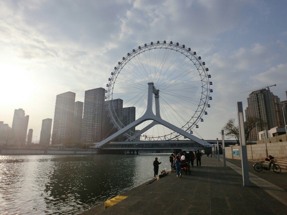 天津地标性建筑之一，是世界上唯一一个桥上瞰景摩天轮