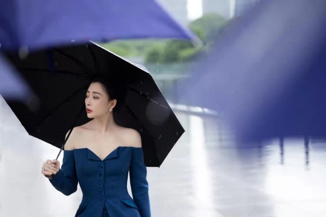 设计 41岁殷桃真是“万人迷”！穿修身打底露肚脐不怕寒风吹，身材超辣