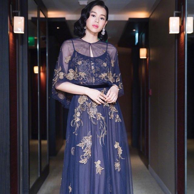 胡杏儿 胡杏儿身材虽然微胖，但穿衣品味出众，穿红色连体裤简约高级
