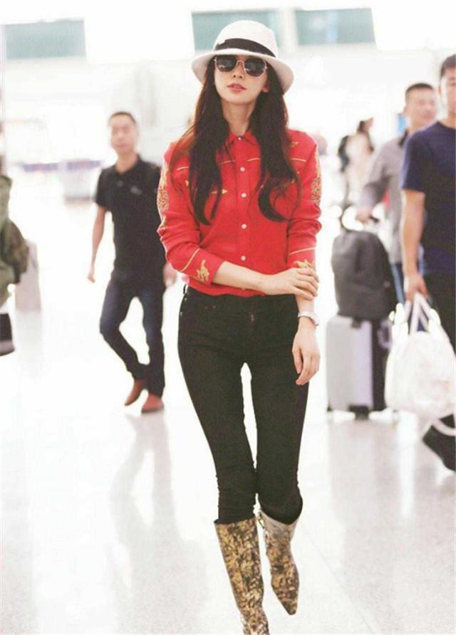 小腿肚 别再穿裸靴了，今年流行“膝盖靴”，150女生穿上后轻松显高10cm