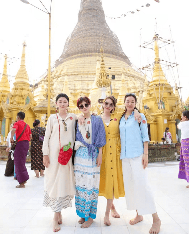 进行 大S离婚后首露面！穿波点透视装瘦回杉菜少女感爆棚，比小S还嫩