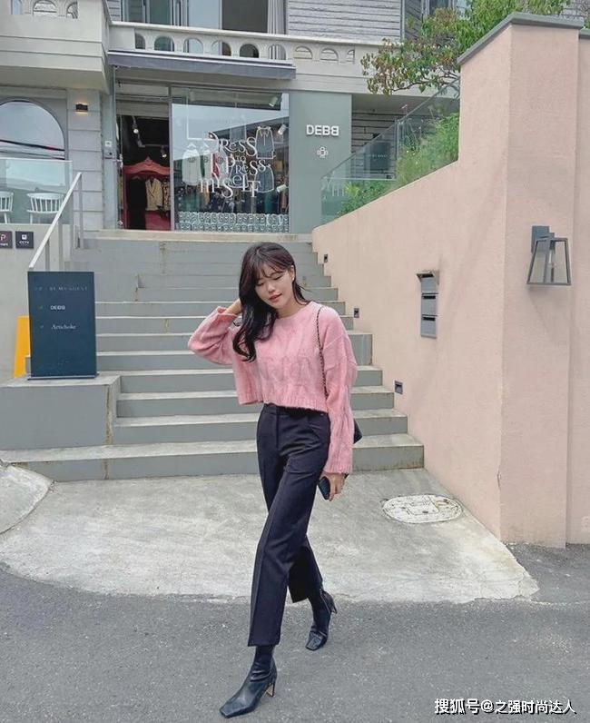 毛衣 牛仔外套也是最常见的短外套,休闲又时髦的造型还有不错的减龄效果