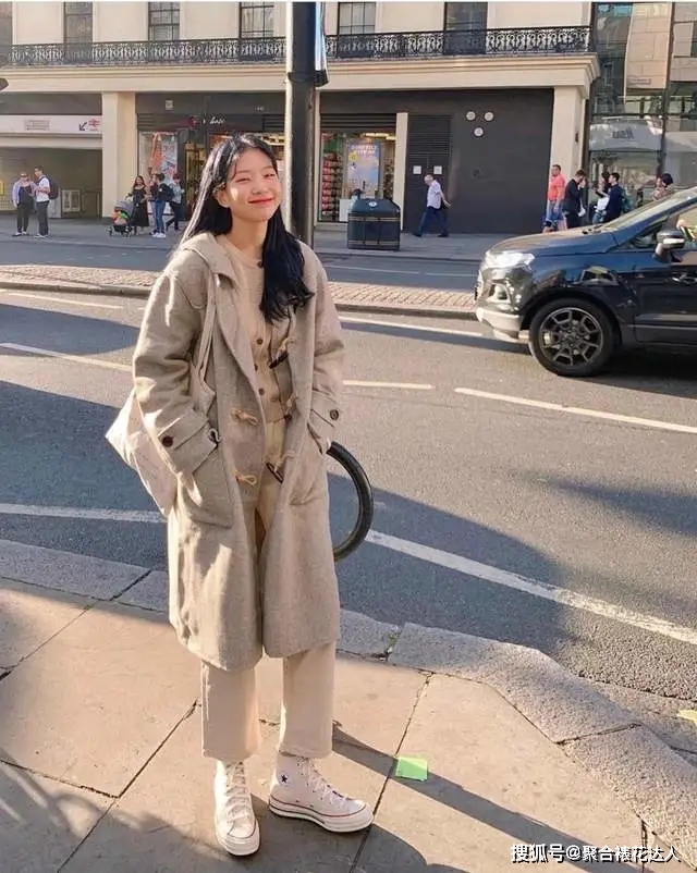 帆布鞋 秋冬穿大衣，就别配靴子了！这3双鞋与大衣更“合拍”，时髦高级