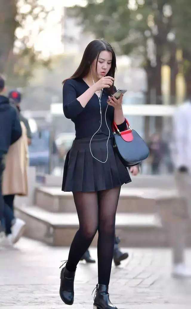 温情 冬季可以用连衣裙搭配雪地靴展现优雅大气，文雅温情