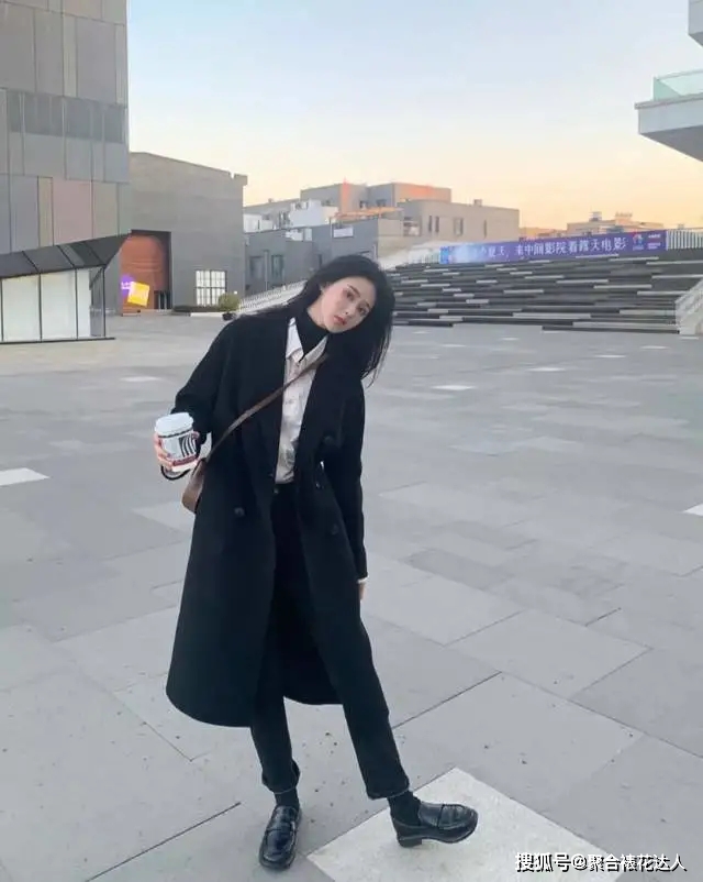 帆布鞋 秋冬穿大衣，就别配靴子了！这3双鞋与大衣更“合拍”，时髦高级