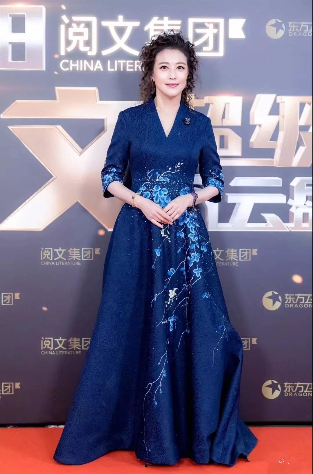 计划 周海媚不服老，浓妆艳抹却老态难掩，印花长裙都难提升“年龄”！