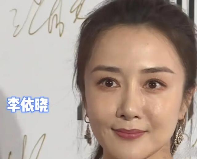 如今38岁了,镜头下脸上还是有些瑕疵,t区也比较油,难道这就是女星红与