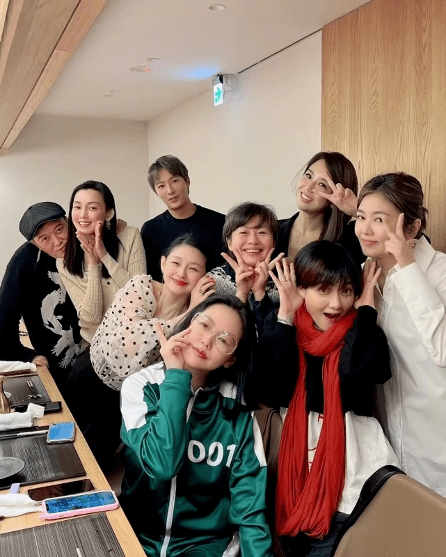 进行 大S离婚后首露面!穿波点透视装瘦回杉菜少女感爆棚,比小S还嫩