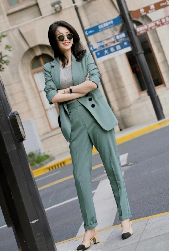显得 “女神博主”三木真会穿！绿色西装搭配针织衫干练清爽，高级精致