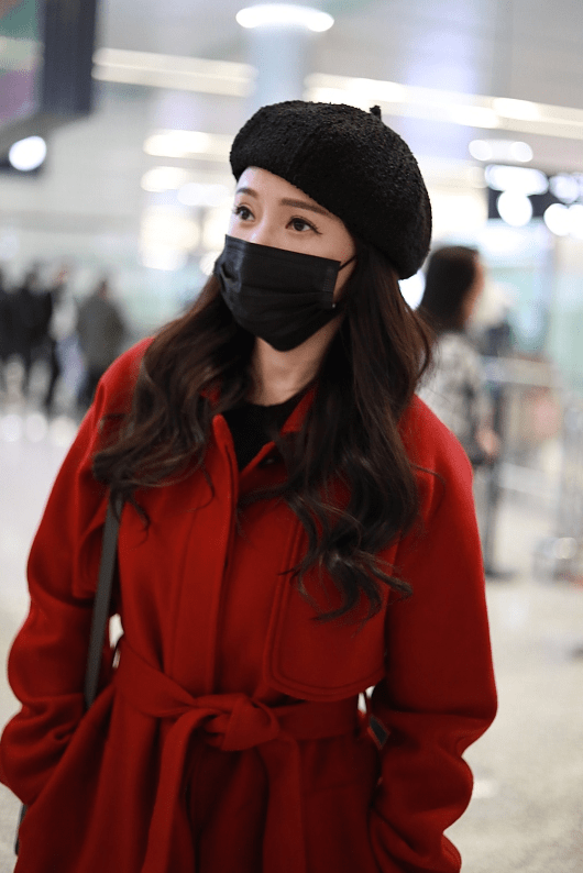 岁数 真羡慕伊能静的气质，这么大岁数穿一身红真不土，相反更“撩人”