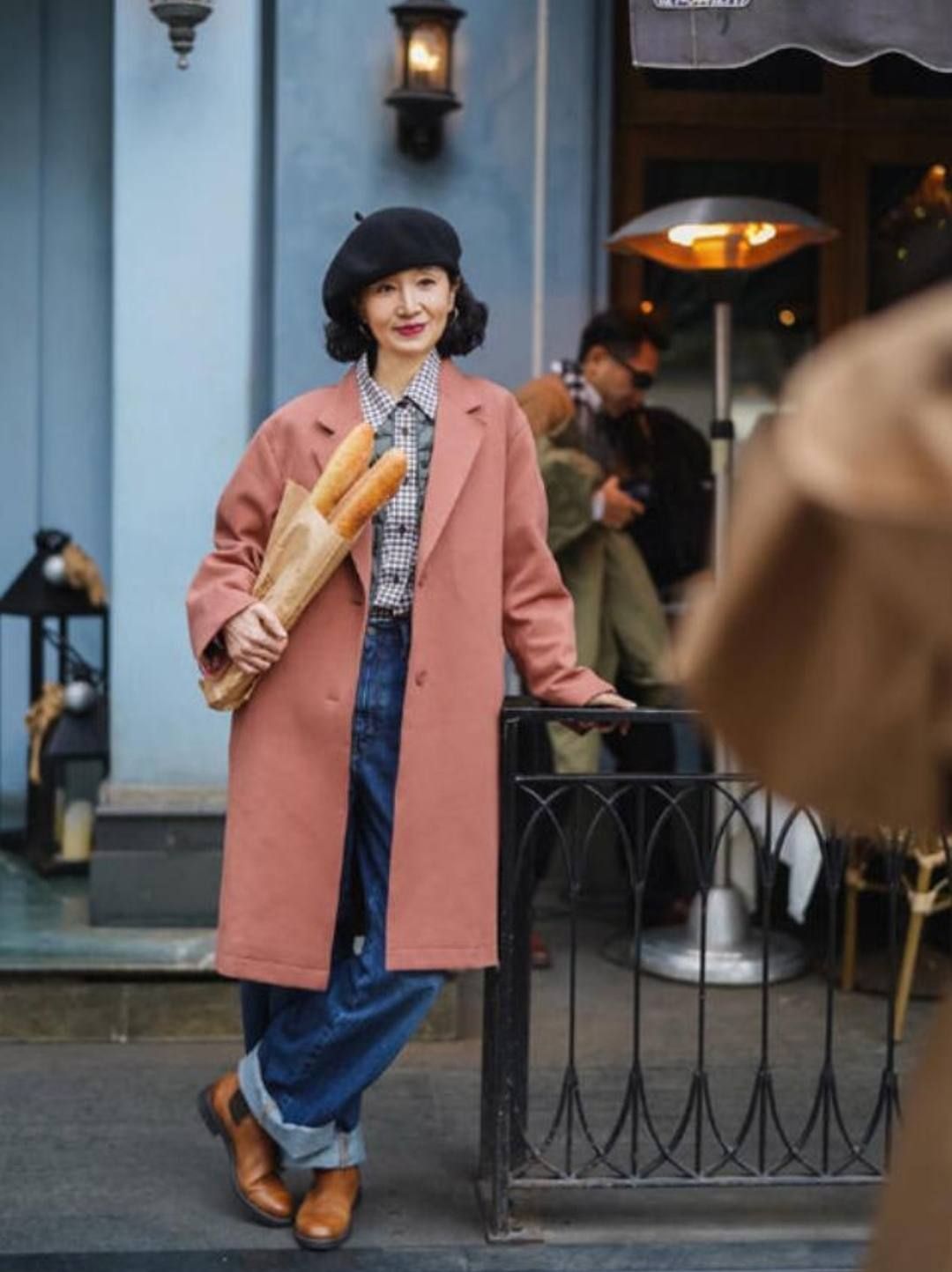 颜色 冬天穿“红色”更时髦，学三木母女这样搭，不扮嫩不显老更有气质