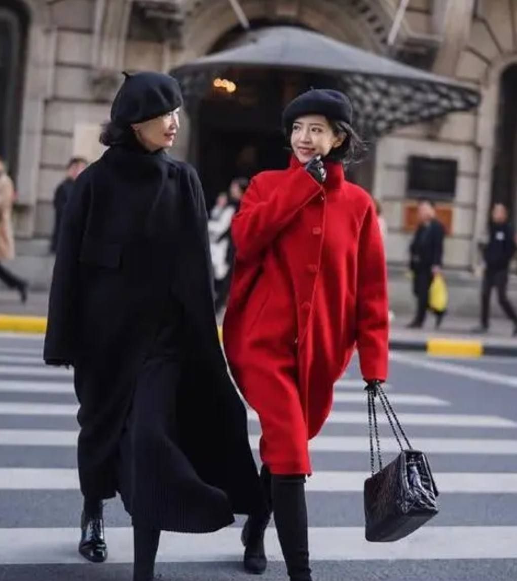 颜色 冬天穿“红色”更时髦，学三木母女这样搭，不扮嫩不显老更有气质