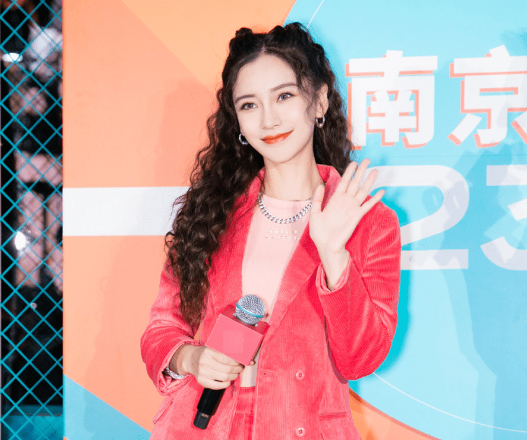 杨颖 杨颖出席线下活动,遭遇路人抓拍生图,真实颜值如何一眼就知道
