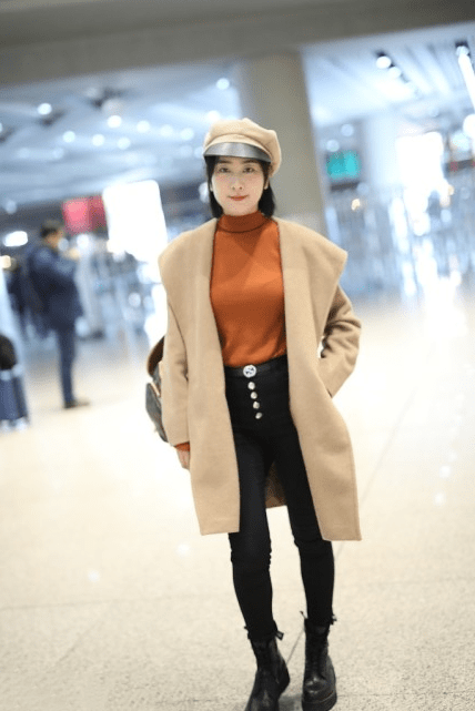 黑色 40岁的马苏状态不输年轻人，穿卡其色大衣优雅时髦，气质超好